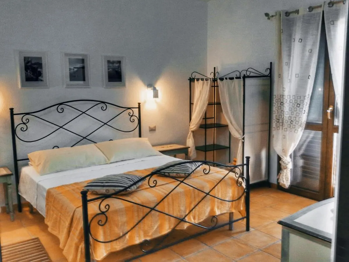 STELLA DORADA BEDROOMS a 5 minuti dal mare, con clima, balcone, frigo, zanzariere e TV Alloggio in famiglia Olia Speciosa