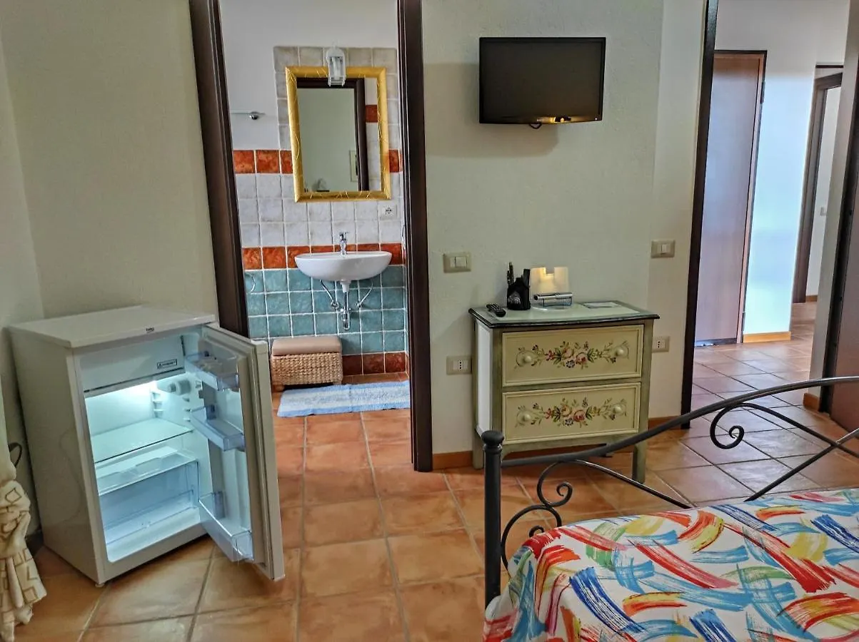 STELLA DORADA BEDROOMS a 5 minuti dal mare, con clima, balcone, frigo, zanzariere e TV 0*, Olia Speciosa Italia