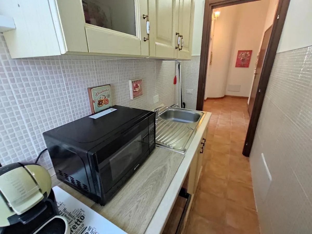 STELLA DORADA BEDROOMS a 5 minuti dal mare, con clima, balcone, frigo, zanzariere e TV Italia