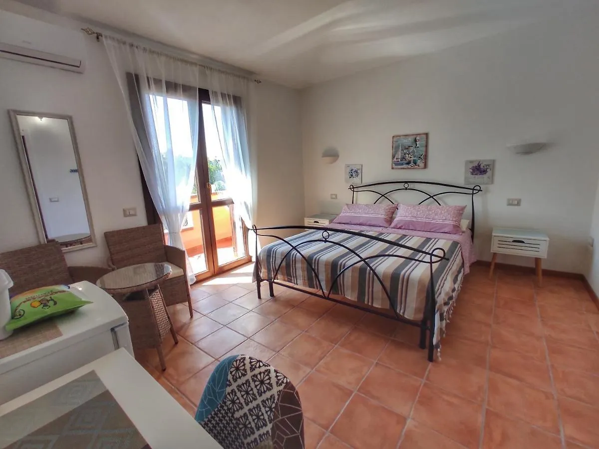 STELLA DORADA BEDROOMS a 5 minuti dal mare, con clima, balcone, frigo, zanzariere e TV