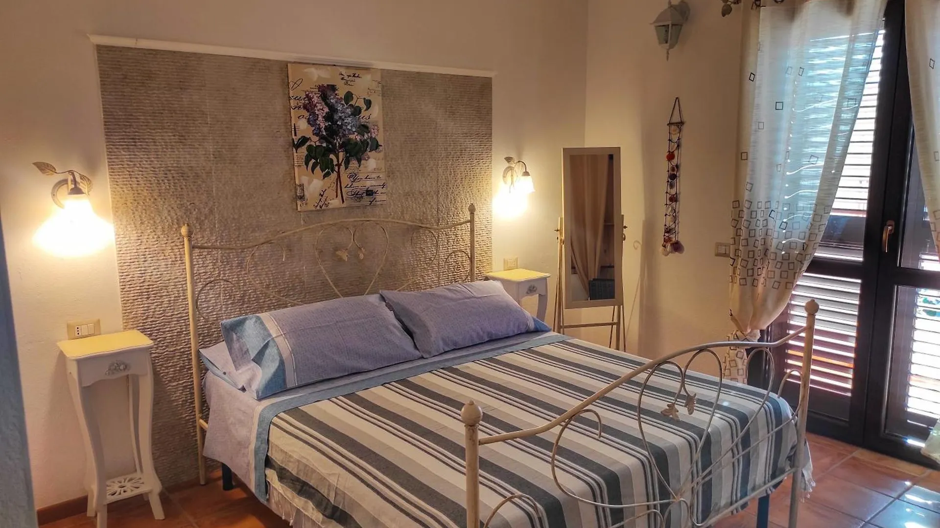 Alloggio in famiglia STELLA DORADA BEDROOMS a 5 minuti dal mare, con clima, balcone, frigo, zanzariere e TV Italia