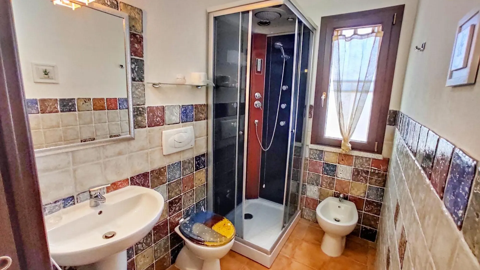 Alloggio in famiglia STELLA DORADA BEDROOMS a 5 minuti dal mare, con clima, balcone, frigo, zanzariere e TV