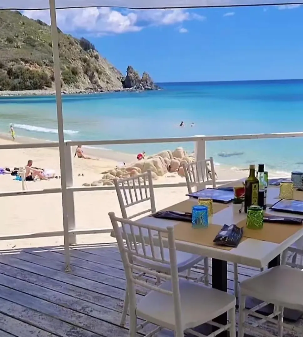 STELLA DORADA BEDROOMS a 5 minuti dal mare, con clima, balcone, frigo, zanzariere e TV Olia Speciosa